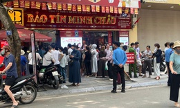 Giá vàng bất ngờ 'hạ nhiệt', người dân xếp hàng gom vàng nhẫn