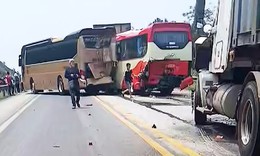 5 xe đâm liên hoàn trên cao tốc Nội Bài - Lào Cai, 1 tài xế mắc kẹt