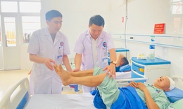 Tấm gỗ đổ vào đầu khiến người đàn ông chấn thương sọ não nặng