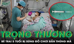 Bị bi sắt súng đồ chơi bắn thủng má, bé trai 5 tuổi cấp cứu trong hoảng loạn