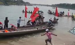 Clip: Nhóm người liên tục ném vật cứng gây cảnh hỗn loạn tại giải đua ghe