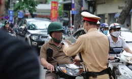 Nhiều tài xế có cồn bị xử phạt, có người trong cốp vẫn còn chai rượu uống dở