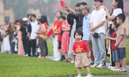 Hàng nghìn người dân đến Lăng Bác từ 4 giờ sáng chờ dự lễ chào cờ ngày 30/4
