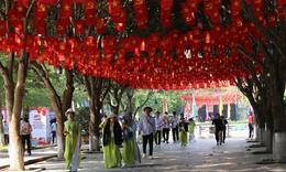 Hàng ngàn người dân về thăm Quê Bác ngày đầu nghỉ lễ
