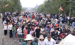 'Biển người' hành hương về Đền Hùng trước ngày Giỗ Tổ Hùng Vương