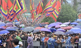 Dòng người đội mưa, tấp nập hành hương về Đền Hùng tri ân Quốc Tổ