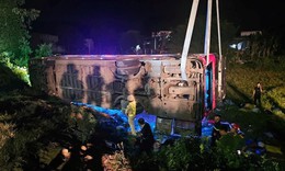Lật xe khách lúc nửa đêm làm một người chết, 6 người bị thương