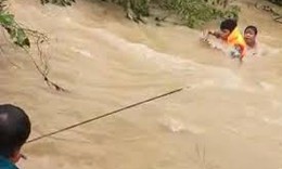 Giải cứu 3 trẻ em mắc kẹt trên mỏm đá giữa sông