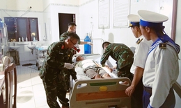 Bệnh xá đảo Trường Sa xuyên đêm cứu ngư dân bị dập nát bàn tay