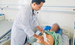 Mắc chứng rối loạn lo âu, mất ngủ dài ngày, người đàn ông tự lấy dao đâm vào bụng mình
