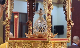 Cận cảnh xá lợi Đức Phật tại chùa Quán Sứ, người dân thành kính chiêm bái