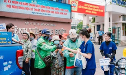 Những chai nước miễn phí làm mát lòng người dân giữa nắng hè oi ả