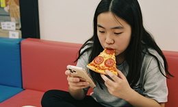 Mặt trái của việc sử dụng mạng xã hội và thói quen ăn uống ở người trẻ