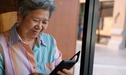Người cao tuổi lạm dụng điện thoại nguy hại đến sức khỏe ra sao?