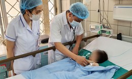 Ngã vào xô nước thải ở nhà, bé gái đuối nước suýt chết