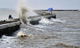 Chuyên gia nói gì về rãnh áp thấp đang hoạt động mạnh trên biển gây mưa lớn?