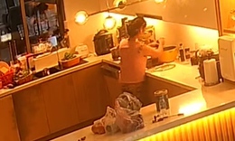 Kinh hoàng: Giúp việc vắt nước giẻ lau bếp vào nồi nước uống khiến chủ nhà sốc nặng