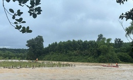Cứu người đàn ông bị nước lũ cô lập