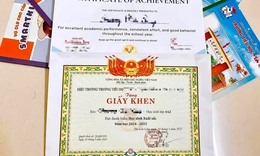 Khoe giấy khen, bảng điểm của con: Những rủi ro tiềm ẩn tr&#234;n mạng x&#227; hội