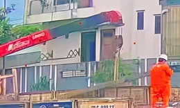 Nh&#226;n vi&#234;n điện lực tử vong thương t&#226;m khi bốc dỡ cột