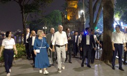 Tổng thống Hungary và Phu nhân đi dạo, ngắm cảnh hồ Hoàn Kiếm