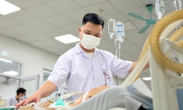 Hai thanh ni&#234;n khỏe mạnh nguy kịch v&#236; biến chứng thủy đậu