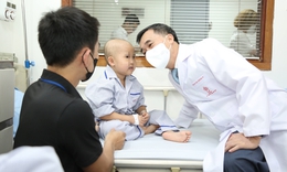 Thứ trưởng Bộ Y tế Trần Văn Thuấn thăm, tặng qu&#224; bệnh nhi nh&#226;n dịp Quốc tế Thiếu nhi