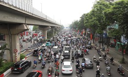 Sau nghỉ lễ, giao thông Hà Nội lại 'chật như nêm', xe máy leo vỉa hè tìm lối thoát