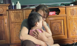 Mẹ nghèo ôm cháu nhỏ khóc thương con gái tử vong ở nước ngoài