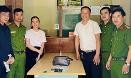 Nhặt được ví có gần nửa tỷ đồng, quyết định của quản lý nhà hàng khiến nhiều người bất ngờ