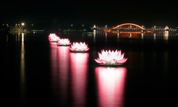 Ngắm 7 đóa sen khổng lồ mừng Đại lễ Phật đản Vesak trên sông Hương