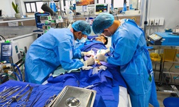 Nam thanh niên nguy kịch từ triệu chứng sốt cao, đau âm ỉ vùng thượng vị