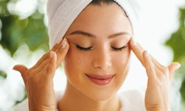 Vì sao thiếu ngủ, căng thẳng khiến da dầu luôn bóng nhờn, nhiều trứng cá?