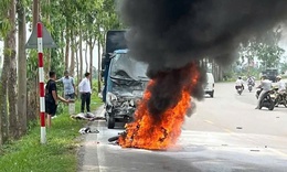 Va chạm với ô tô, người đàn ông ở Hải Dương tử vong, xe máy bất ngờ bốc cháy