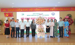 Nụ cười hiền hậu, chăm sóc tận tâm của điều dưỡng giúp người bệnh vơi đi nỗi lo ốm đau
