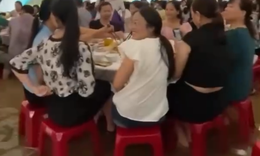 Đám cưới đáng nhớ của vợ chồng trẻ, khách ngồi trong nước lũ chúc mừng hạnh phúc