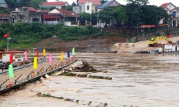 Phú Thọ: Tạm thời vận hành phà quân sự phục vụ người dân qua cầu Phong Châu