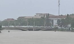 Người d&#226;n Quảng B&#236;nh ‘chạy lũ’, đưa &#244; t&#244;, xe m&#225;y l&#234;n cầu tr&#225;nh ngập