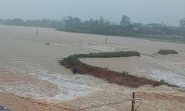 Mưa lớn bất thường giữa mùa hè làm vỡ đập thuỷ lợi