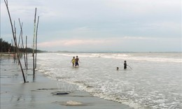Tiềm ẩn nguy cơ đuối nước khi tắm biển lúc sóng to, triều cường dâng cao