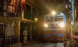 Công an mời hàng trăm khách Tây ra khỏi phố đường tàu sau đoạn clip khiến nhiều người rùng mình