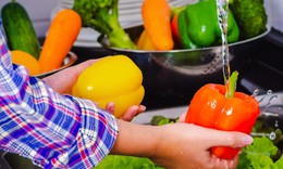 Rửa rau củ quả c&#243; n&#234;n d&#249;ng nước chuy&#234;n dụng hay tự chế?