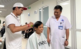 'Cắt tóc miễn phí - Kết nối yêu thương' nơi buồng bệnh