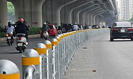 Hà Nội lắp hàng rào thép tách làn ô tô, xe máy trên đường Võ Chí Công và Phạm Văn Đồng