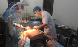 Một ngư d&#226;n bị c&#225; k&#236;m đ&#226;m r&#225;ch cổ khi đang lặn biển