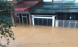 Yên Bái mưa lớn kéo dài khiến nhiều tuyến phố ngập sâu