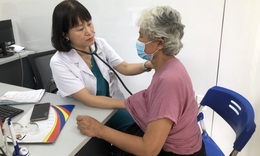 Người d&#226;n đi kh&#225;m bệnh chỉ cần mang điện thoại hoặc căn cước c&#244;ng d&#226;n