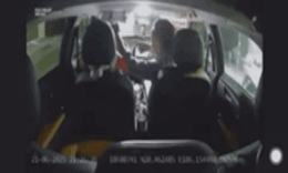 Video t&#224;i xế taxi bị nam h&#224;nh kh&#225;ch đ&#225;nh, đấm t&#250;i bụi