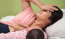 Mẹ bị viêm tuyến vú có cho con bú được không?