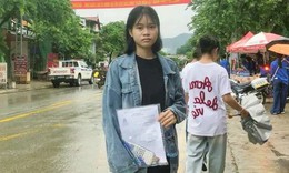 Cha qua đời trước ng&#224;y thi v&#224;i tiếng, nữ sinh đeo khăn trắng đi thi khiến ai cũng nghẹn l&#242;ng